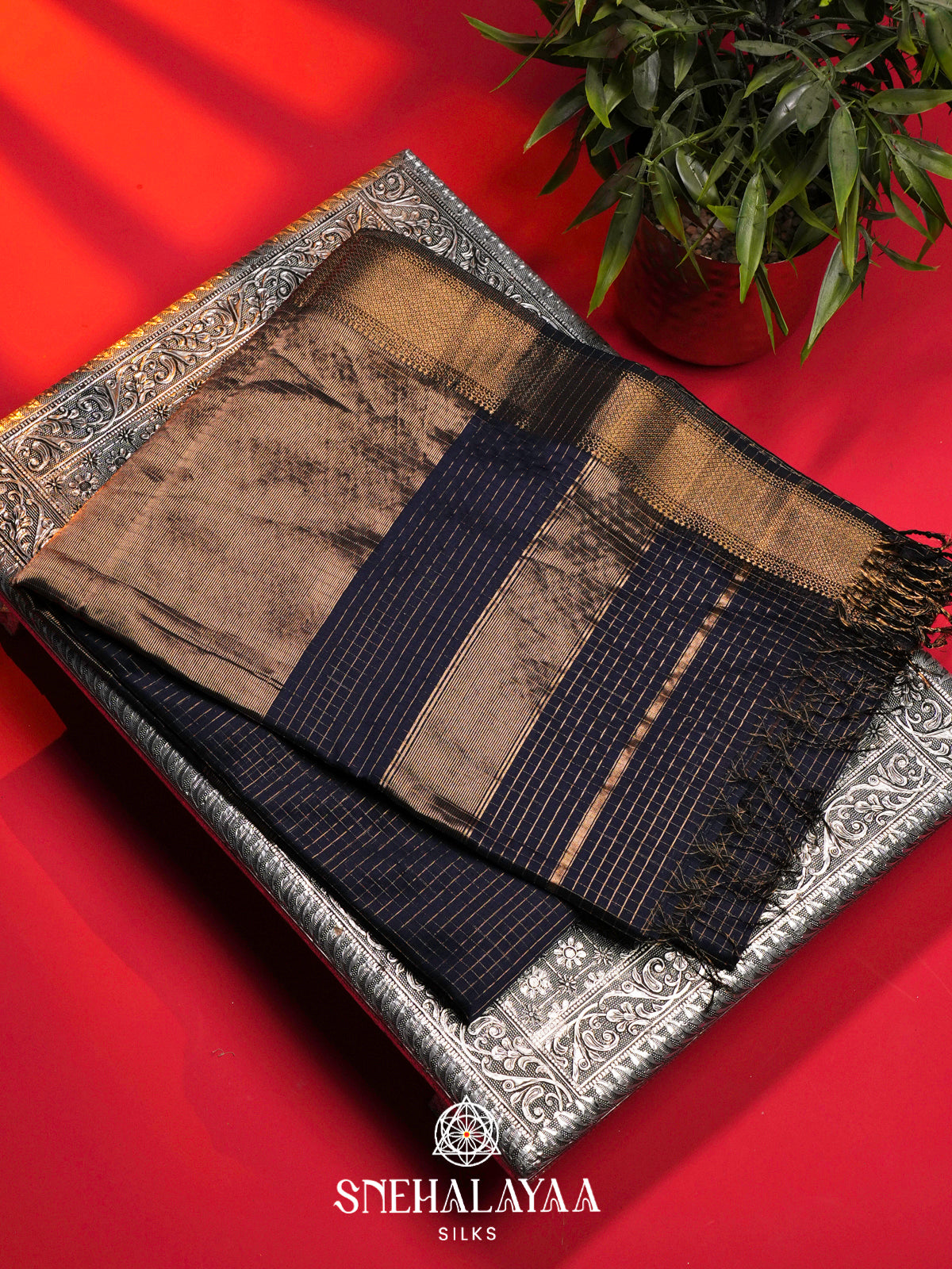 Navy Blue Checked Maheshwari Silk Cotton Saree