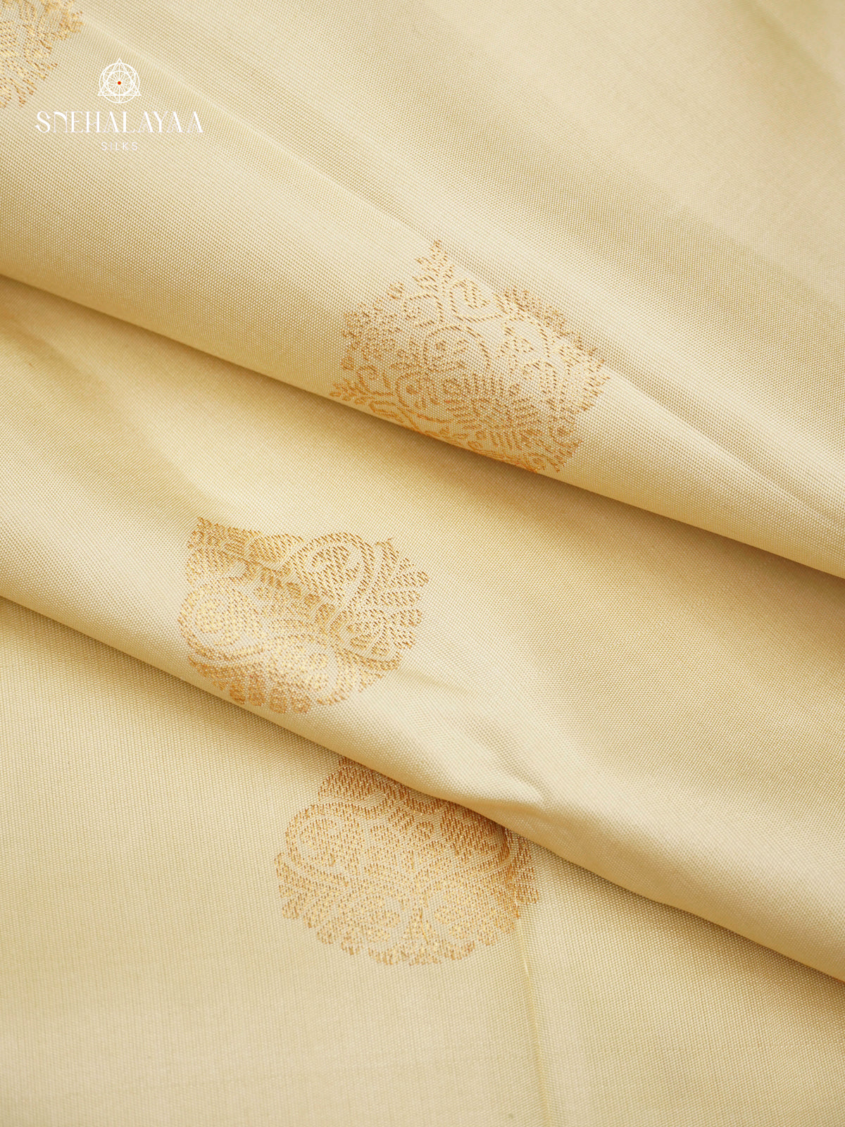 Ivory Pure Kanchipuram Silk Saree with Bottle Green Zari Border